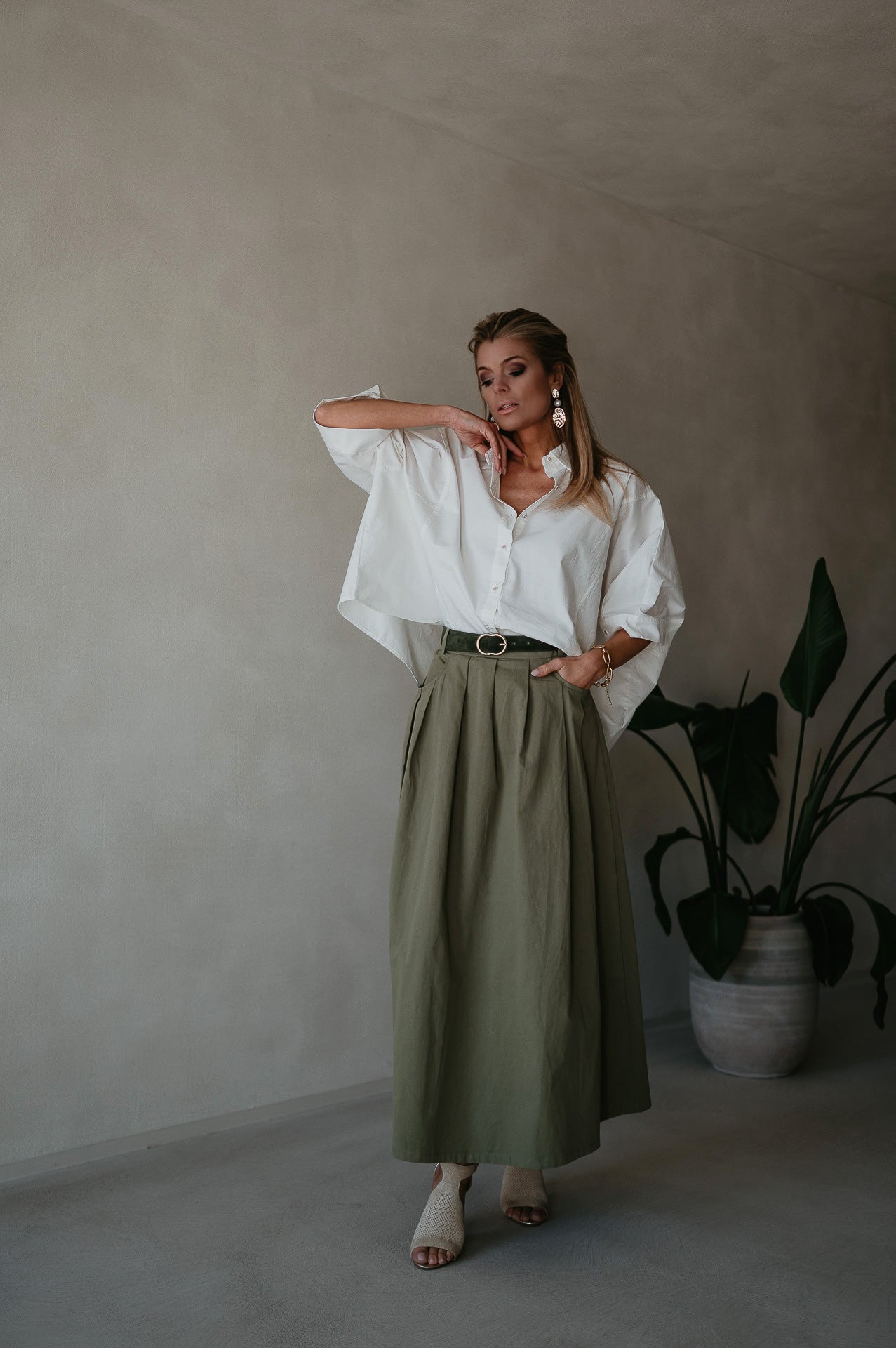 Long Khaki Cotton Skirt with Side Zipper – Comfortable Fit, Versatile Style, Available in S/M and M/L 4