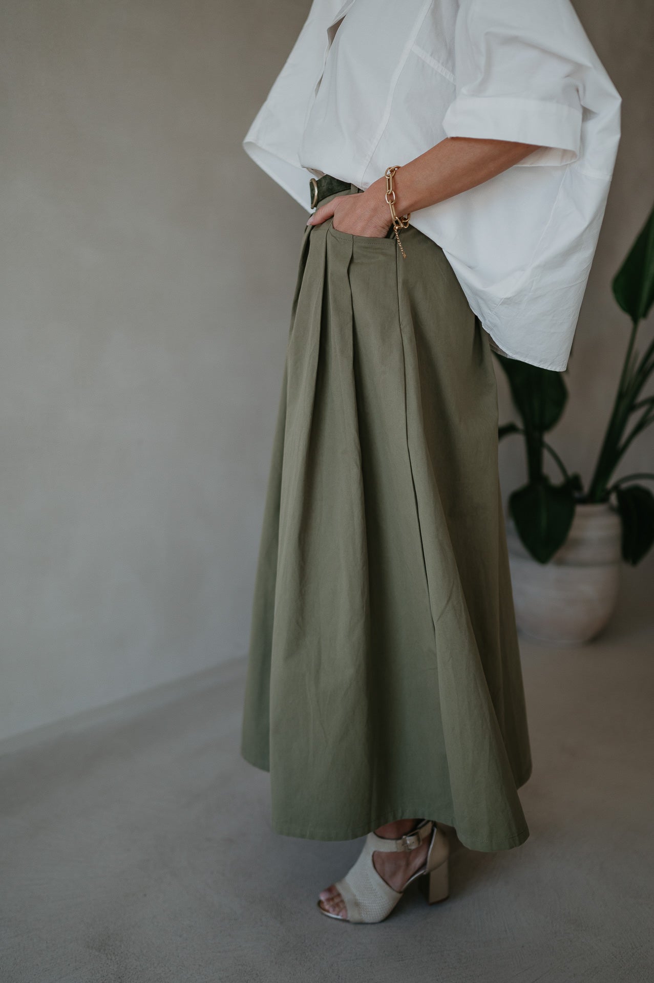 Long Khaki Cotton Skirt with Side Zipper – Comfortable Fit, Versatile Style, Available in S/M and M/L 7